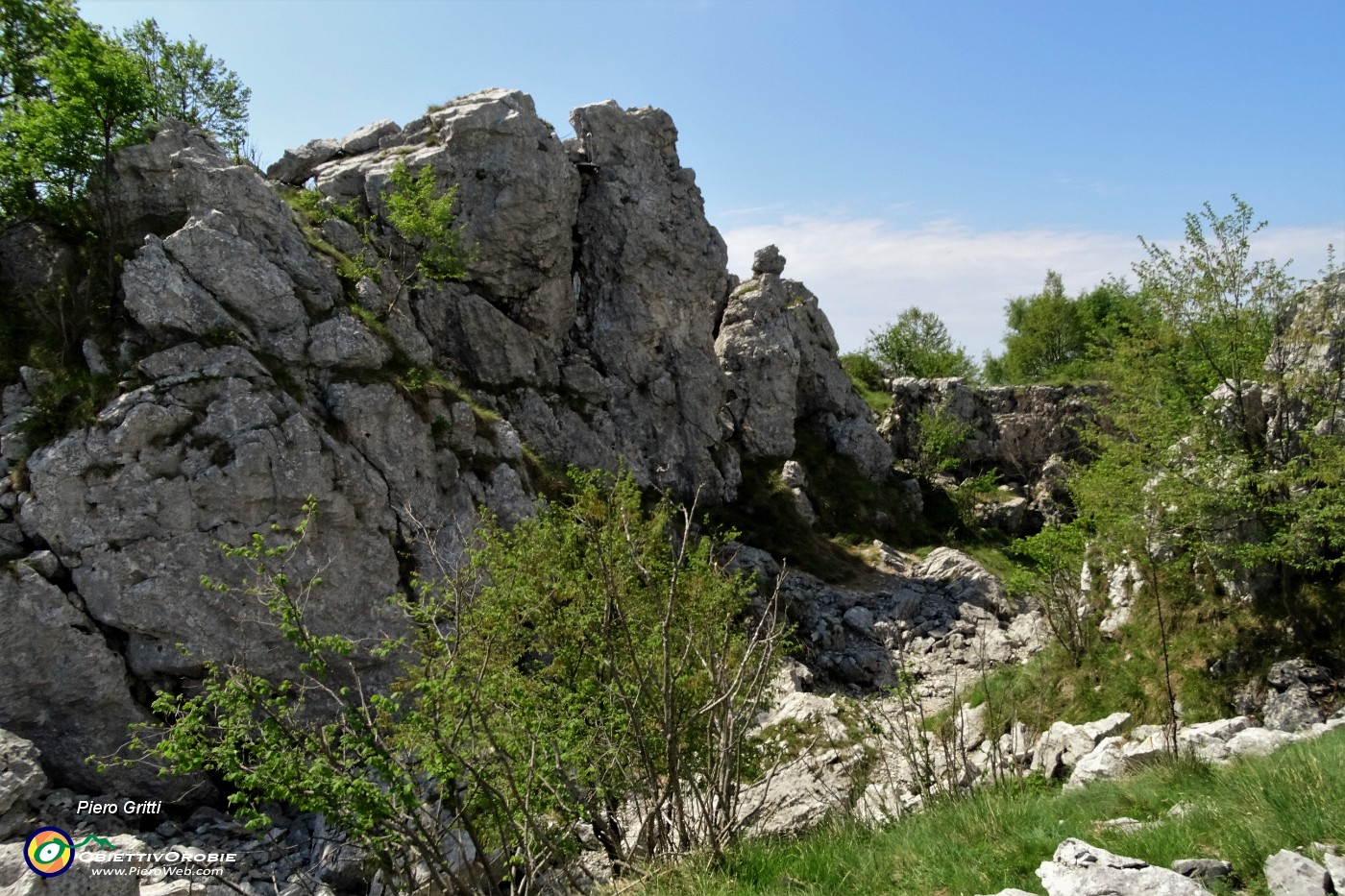 75 Tra le rocce la Madonnina del GAM.JPG